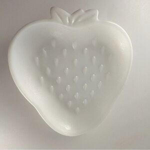 White Strawberry-Shaped Dish